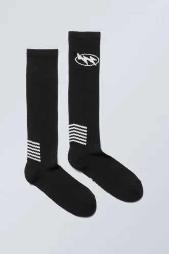 Sportliche Kniestrümpfe mit Print – Schwarz