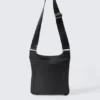 Sportliche Nylon-Umhängetasche mit Paspel – Schwarz Sportliche Nylon-Umhängetasche mit Paspel – Schwarz