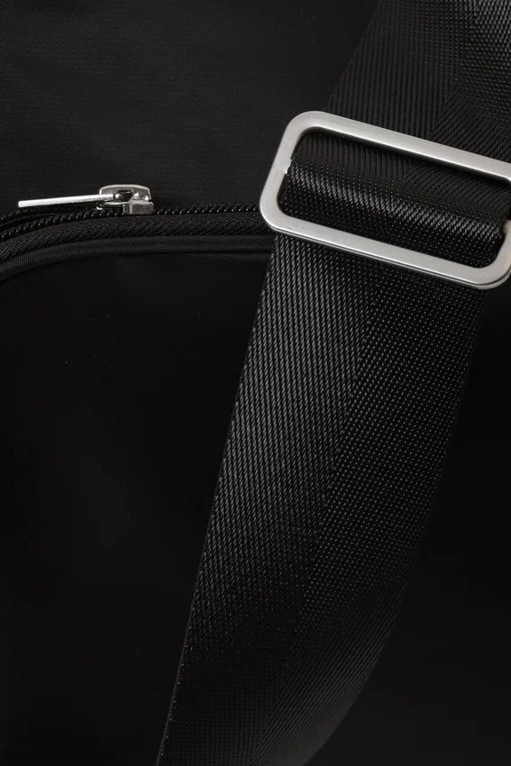 Sportliche Nylon-Umhängetasche mit Paspel – Schwarz Sportliche Nylon-Umhängetasche mit Paspel – Schwarz