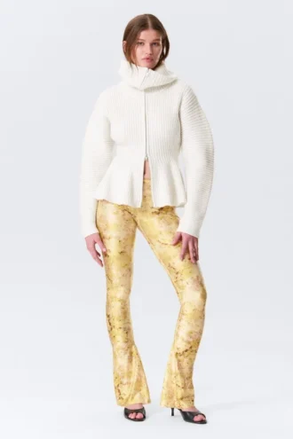 Stretch-Hose mit niedriger Leibhöhe und ausgestelltem Bein – Hellgelb – Blumenmuster