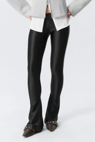 Stretch-Hose mit niedriger Leibhöhe und ausgestelltem Bein – Schwarz