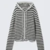 Strick-Kapuzenpullover mit Reißverschluss in Slim Fit – Gestreiftes Grau Melange Strick-Kapuzenpullover mit Reißverschluss in Slim Fit – Gestreiftes Grau Melange