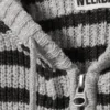 Strick-Kapuzenpullover mit Reißverschluss in Slim Fit – Gestreiftes Grau Melange Strick-Kapuzenpullover mit Reißverschluss in Slim Fit – Gestreiftes Grau Melange