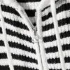Strick-Kapuzenpullover mit Reißverschluss in Slim Fit – schwarz-weiß gestreift Strick-Kapuzenpullover mit Reißverschluss in Slim Fit – schwarz-weiß gestreift