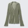 Strickjacke mit V-Ausschnitt und offenem Strickmuster – Khaki-Grün Strickjacke mit V-Ausschnitt und offenem Strickmuster – Khaki-Grün