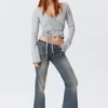 Strickjacke mit V-Ausschnitt und Wickeloptik – Grau meliert Strickjacke mit V-Ausschnitt und Wickeloptik – Grau meliert
