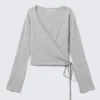 Strickjacke mit V-Ausschnitt und Wickeloptik – Grau meliert Strickjacke mit V-Ausschnitt und Wickeloptik – Grau meliert