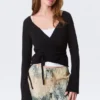 Strickjacke mit V-Ausschnitt und Wickeloptik – Schwarz Strickjacke mit V-Ausschnitt und Wickeloptik – Schwarz