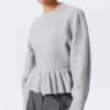 Strickpullover mit Volants am Saum – Grau meliert Strickpullover mit Volants am Saum – Grau meliert