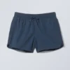 Strukturierte Badeshorts in mittlerer Länge – Dunkelblau Strukturierte Badeshorts in mittlerer Länge – Dunkelblau