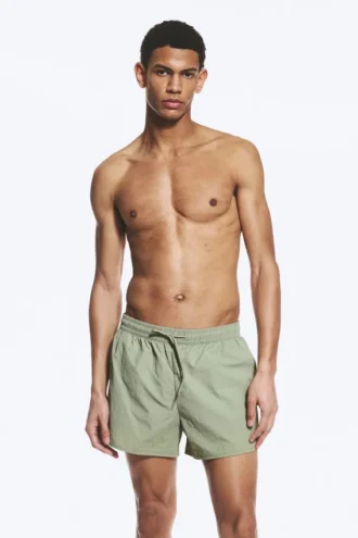 Strukturierte Badeshorts in mittlerer Länge – Hellstaubiges Khaki-Grün