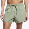 Strukturierte Badeshorts in mittlerer Länge – Hellstaubiges Khaki-Grün Strukturierte Badeshorts in mittlerer Länge – Hellstaubiges Khaki-Grün