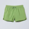 Strukturierte Badeshorts in mittlerer Länge – leuchtend grün Strukturierte Badeshorts in mittlerer Länge – leuchtend grün