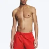 Strukturierte, oberschenkellange Badeshorts – Rot