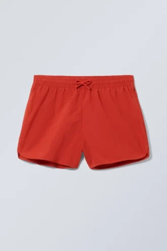 Strukturierte, oberschenkellange Badeshorts – Rot Strukturierte, oberschenkellange Badeshorts – Rot
