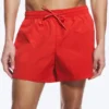 Strukturierte, oberschenkellange Badeshorts – Rot