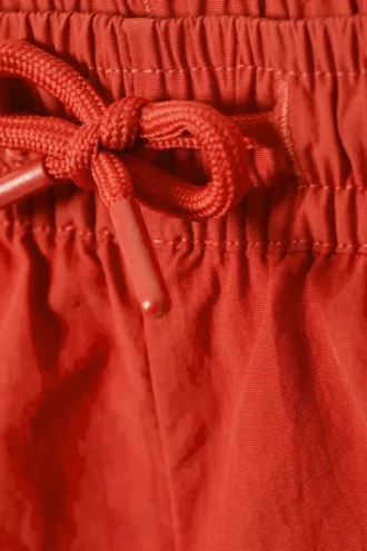 Strukturierte, oberschenkellange Badeshorts – Rot Strukturierte, oberschenkellange Badeshorts – Rot