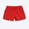 Strukturierte, oberschenkellange Badeshorts – Rot