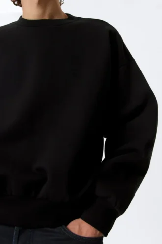 Sweatshirt in lockerer Passform – Schwarz
