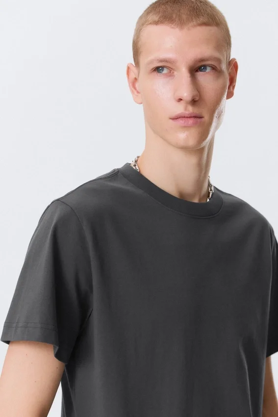 T-Shirt in klassischer Passform – Dunkelgrau T-Shirt in klassischer Passform – Dunkelgrau
