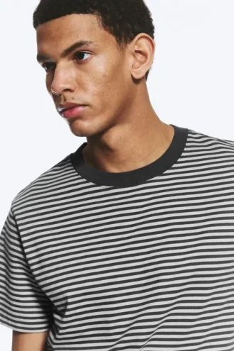 T-Shirt in klassischer Passform – grau gestreift
