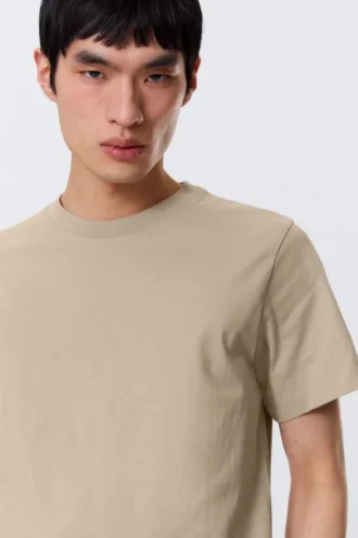 T-Shirt in klassischer Passform – Hellbeige