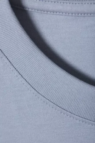 T-Shirt in klassischer Passform – Hellstaubblau