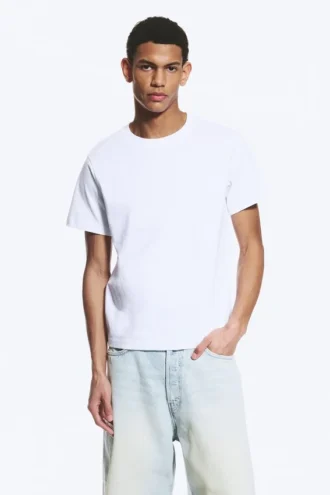 T-Shirt in klassischer Passform – Weiß