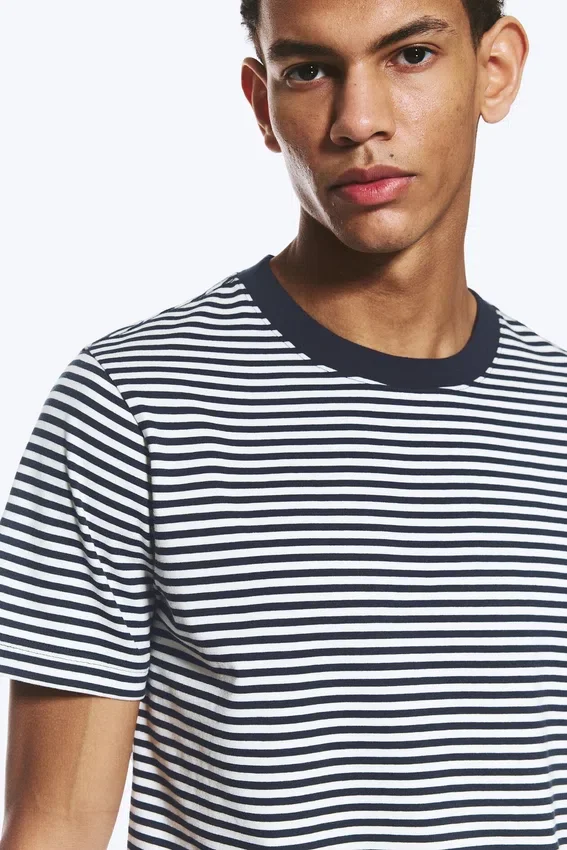 T-Shirt in klassischer Passform – Weiß – Marineblau gestreift T-Shirt in klassischer Passform – Weiß – Marineblau gestreift