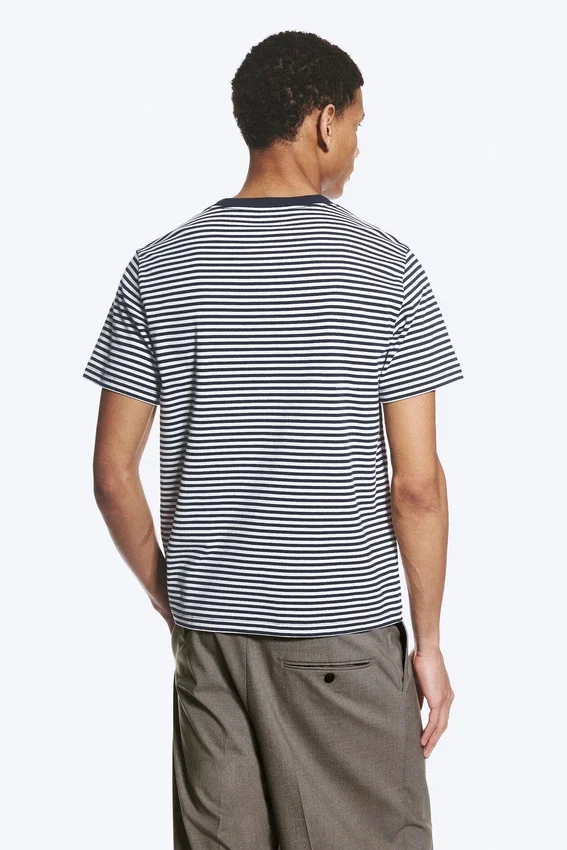 T-Shirt in klassischer Passform – Weiß – Marineblau gestreift T-Shirt in klassischer Passform – Weiß – Marineblau gestreift