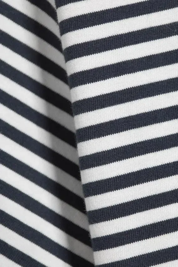 T-Shirt in klassischer Passform – Weiß – Marineblau gestreift T-Shirt in klassischer Passform – Weiß – Marineblau gestreift