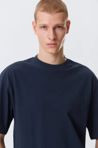 T-Shirt in lockerer Passform – Dunkelblau