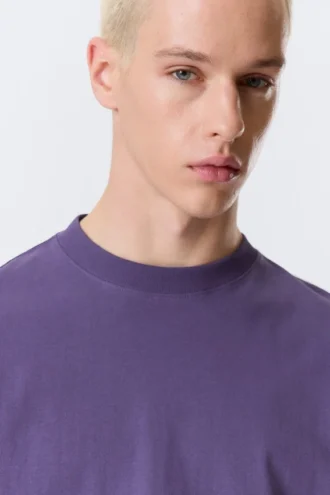 T-Shirt in lockerer Passform – Lila