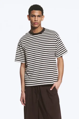 T-Shirt in lockerer Passform – weiße und dunkelbraune Streifen