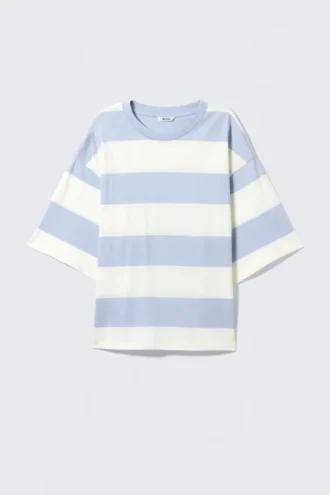T-Shirt mit geradem Schnitt und Print – hellblau-weiß gestreift – 28