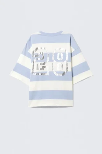 T-Shirt mit geradem Schnitt und Print – hellblau-weiß gestreift – 28