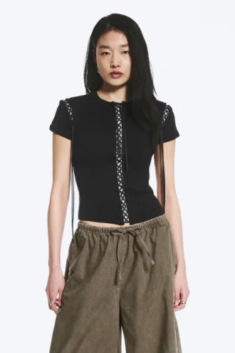 T-Shirt mit geripptem Kreuzverschluss – Schwarz