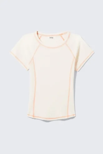 T-Shirt mit Kontrastnähten – Off-White – orangefarbene Nähte