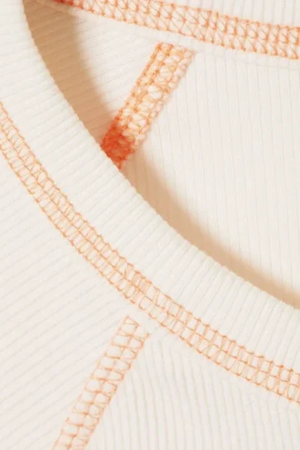 T-Shirt mit Kontrastnähten – Off-White – orangefarbene Nähte