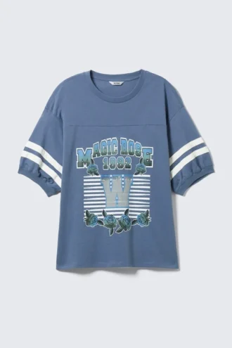 T-Shirt mit kurzen Ärmeln im Varsity-Stil – Dusty Blue – Magic Rose