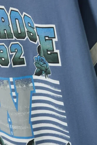 T-Shirt mit kurzen Ärmeln im Varsity-Stil – Dusty Blue – Magic Rose