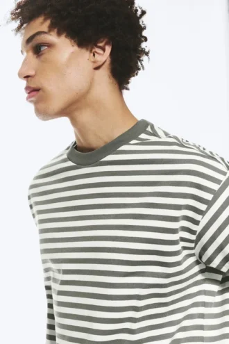 T-Shirt mit lockerer Passform – Weiß – Khaki-Streifen T-Shirt mit lockerer Passform – Weiß – Khaki-Streifen