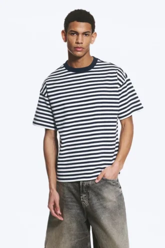 T-Shirt mit lockerer Passform – Weiß – Marineblaue Streifen