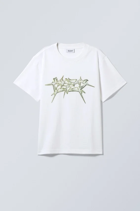 T-Shirt mit Print in Boxy-Passform – Weiß – Blades of Metal T-Shirt mit Print in Boxy-Passform – Weiß – Blades of Metal