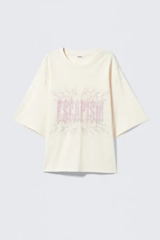 T-Shirt mit Print in Boxy-Passform – Weiß – Escapism