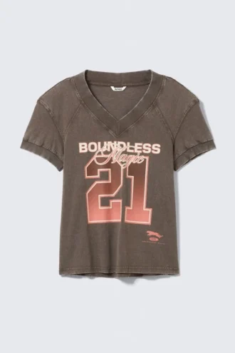 T-Shirt mit V-Ausschnitt und Mit Print – gewaschenes Braun – Boundless Magic