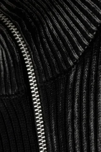 Taiki-Strickjacke mit Reißverschluss – zweifarbig mit schwarzen und grauen Streifen