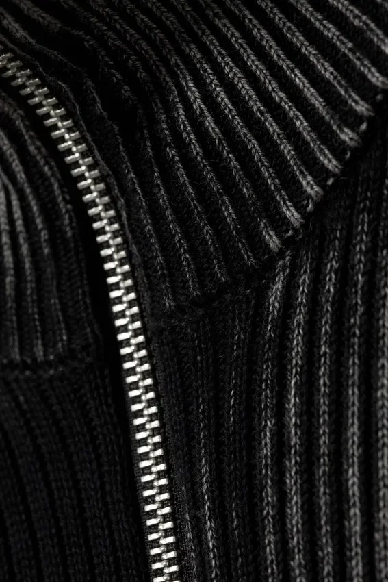 Taiki-Strickjacke mit Reißverschluss – zweifarbig mit schwarzen und grauen Streifen Taiki-Strickjacke mit Reißverschluss – zweifarbig mit schwarzen und grauen Streifen