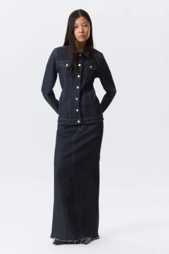 Taillierte Jeansjacke – Blue Rinse – Dunkelblau Taillierte Jeansjacke – Blue Rinse – Dunkelblau