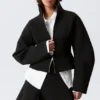 Taillierte Scuba-Jacke mit Reißverschluss – Schwarz Taillierte Scuba-Jacke mit Reißverschluss – Schwarz